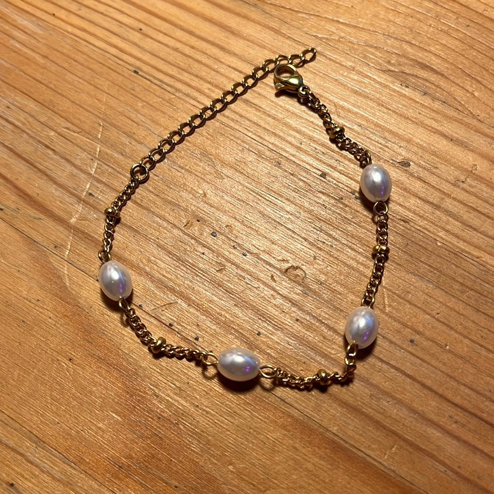Delicate gold tone and faux pearl bracelet